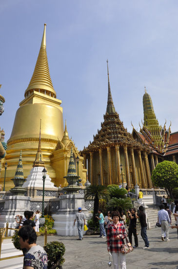 Wat Phra Kaew - ein glänzendes Wunder aus vergoldeten Stupas, etc.