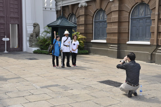 ...hat die ganze Zeit für Fotos mit Touris herhalten müssen. Und das ohne das Gesicht zu verziehen!