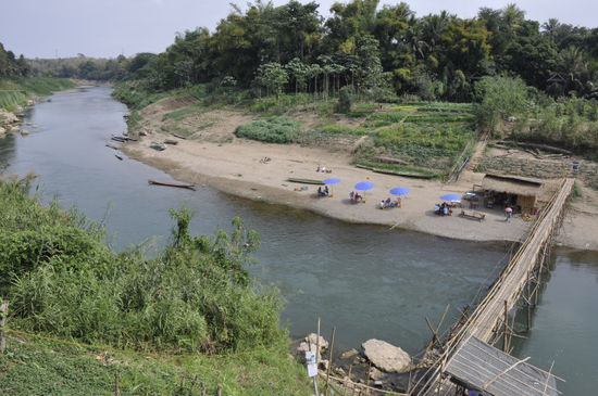 ...und die Stadt is umgeben von 2 Flüssen: dem Nam Kham River...