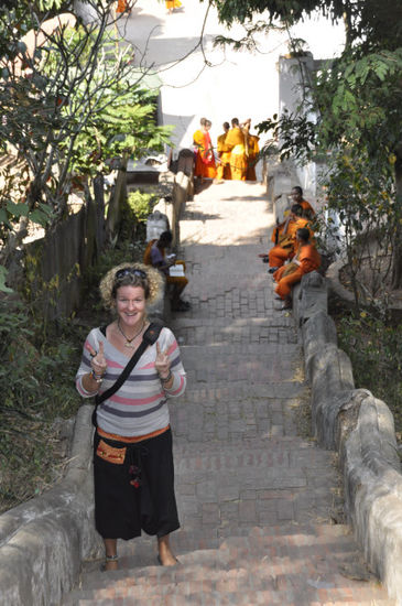 Hinter mir die Mönchsjugend u.a. beim Rauchen erwischt . Jeder ordentliche Laote muss übrigens zumindest 1x im Leben für einige Zeit Buddha dienen