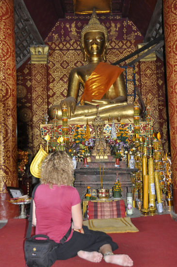 Nie mit den Fußsohlen Richtung Buddha zeigen!