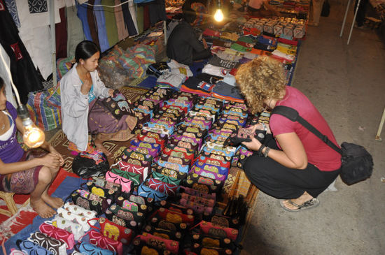 Am Abend lässt es sich am Hmong Night Market gut shoppen. Hier verkaufen die Frauen aus den umliegenden Dörfern allerlei Handwerkszeug; wir haben auch ordentlich eingekauft und hoffen dass die Sachen Anfang April in Wien ankommen?!