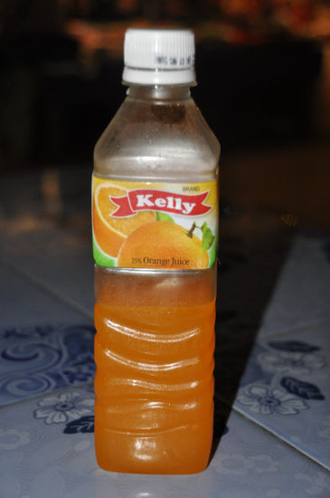 ...mit einem Kelly (hier ein Orangensaft) verspeisen; die Ähnlichkeit des Logos mit unseren Chips ist aber verblüffend, oder?