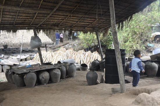 Stop in einer Whiskeyvillage wo der heimische und von Touris gefürchtete "Lao Lao" produziert wird. Ist eigentlich ein Reisschnaps aber dazu später noch mehr .