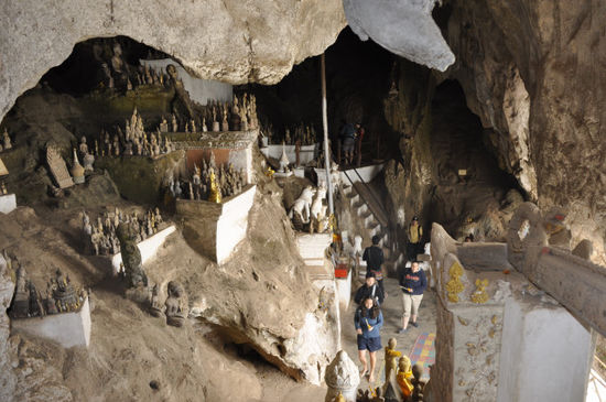 ...zwei großen Höhlen voll mit Buddhastatuen.