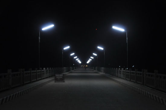 Und dann - nach 9 Stunden - sind wir in Nong Khiaw angelangt. Über die von den Chinesen gebaute Brücke gehts ans andere Ufer...