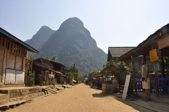 Und dann sind wir da - in Muang Ngoi Neua. Das ganze Dorf ist quasi nur eine Straße, hier in die eine...