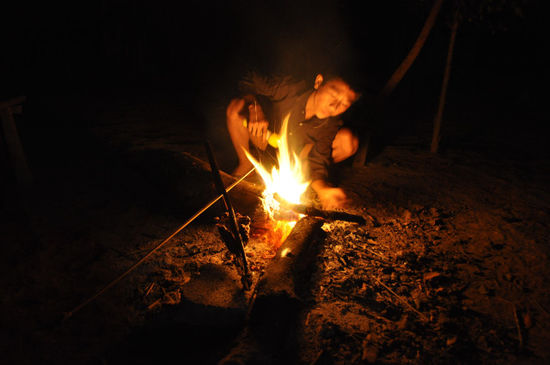 Und dann gehts los! Während die frisch geköpfte Ente noch am Feuer schmort...