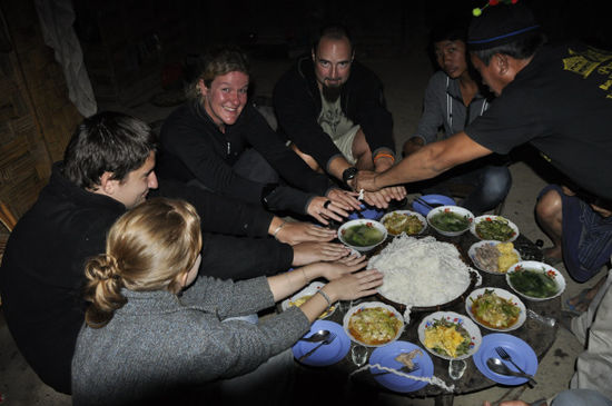 Und dann gehts in die Hütte des Dorfvorstehers zum Essen. Zuerst mal müssen die bösen Geister, die wir mitgebracht haben, vertrieben werden.