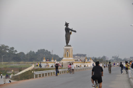 Am Mekong habens eine kleine Promenade hingebaut , auch wenn alle 200.000 Einwohner Vientianes da gleichzeitig promenieren würden wäre die immer noch leer...
