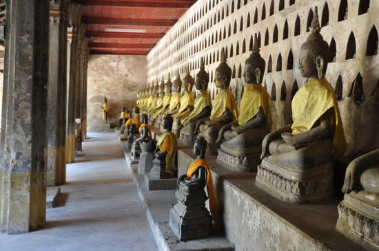 Rund um den Tempel führt eine Mauer mit 300 sitzenden Buddhas und kleinen Nischen...