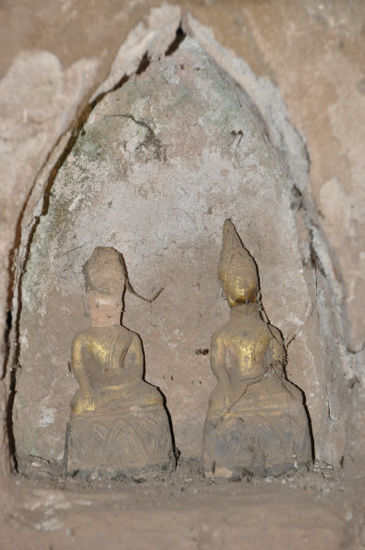 ...mit über 2.000 Buddha Statuen aus Silber oder Keramik.