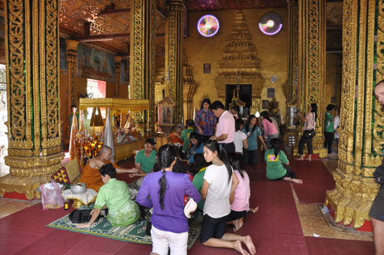 Wat Si Muang, ein gut besuchter Tempel schon ganz modern mit LED Leuchtteilen an der Wand.