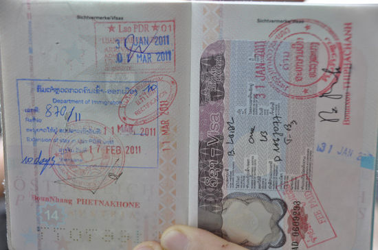 Beim Immigration Office haben wir noch unser Visum verlängert. Bei mir war dann auch prompt das falsche Datum reingestempelt; mit Ausbesserung hat Laos mittlerweile bereits 3 Seiten meines Passes in Anspruch genommen.