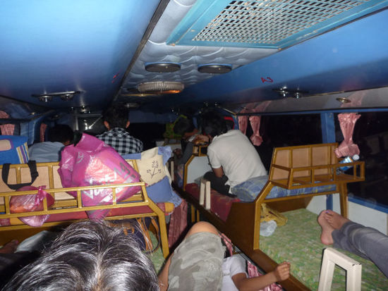 Im Sleeping Bus von Vientiane nach Pakse in den Süden von Laos...