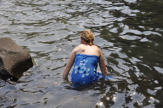 Ins Wasser geht man in Laos als Frau mit einem Sarong...