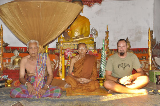 Fotoshooting mit dem aus Thailand eingewanderten Chefmönch und Verwalter.
