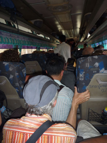 Busfahrt von der Grenze nach Stung Treng. Wir haben die letzten beiden Plätze erwischt, die anderen mussten im Gang sitzen.
