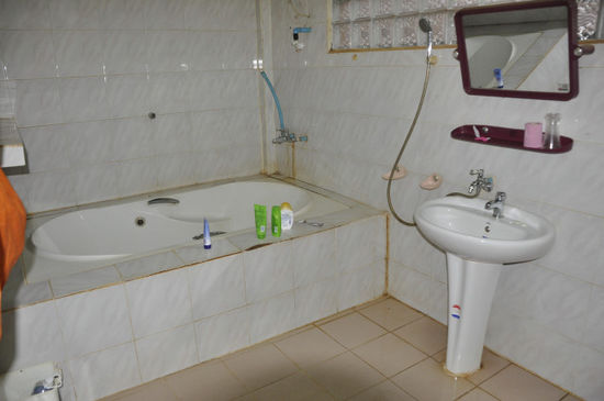 ...und riesigem Badezimmer.