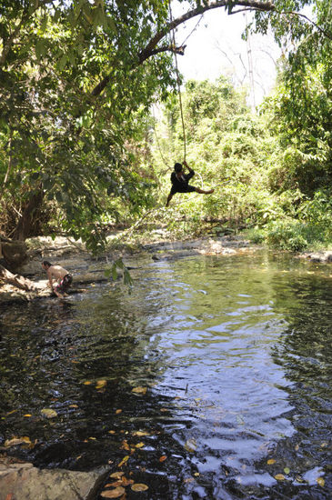 Mittagspause bei einem Wasserloch. Kambodschaner springen wie unser Guide hier mit voller Bekleidung ins Wasser.