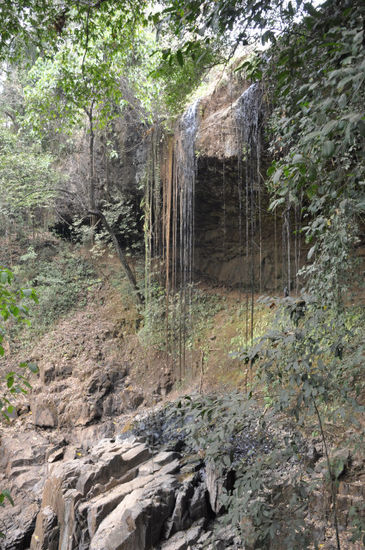 Kurzer Abstecher auch noch zum lt. Lonely Planet powervollsten Wasserfall in der Gegend. Tja, wohl nicht in der Trockenzeit .