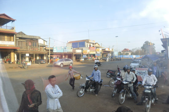 Und dann waren wir auch schon wieder bei der Busstation und warteten darauf, dass unsere 8-Stunden Fahrt nach Kompong Cham losgeht.