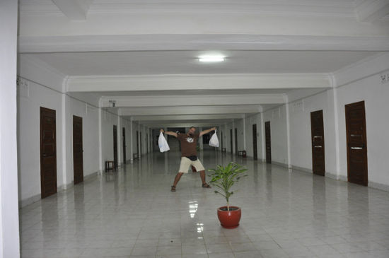 Abgestiegen sind wir im Mekong Hotel um 7 USD pro Nacht und mit riesigen Fluren...