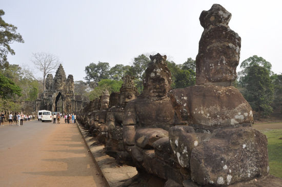 Rein durch das Tor in die riesige Tempelanlage von Angkor.