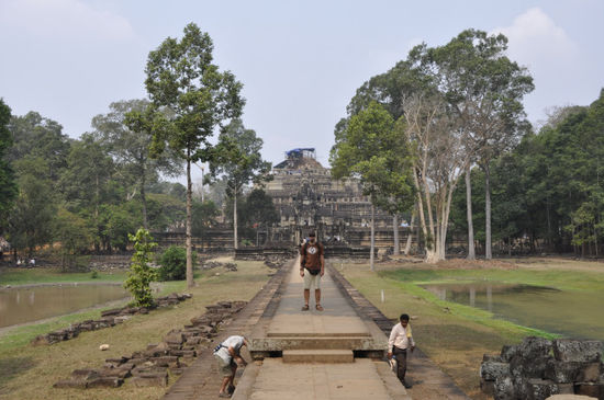 Der Baphuon Tempel, der von einem Archäologenteam auseinander- und wieder zusammengebaut wurde.