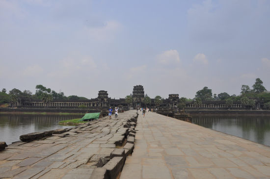 Und dann - Angkor Wat selbst! Der Tempel ist umrahmt von einer 1,3x1,5km langen Mauer...