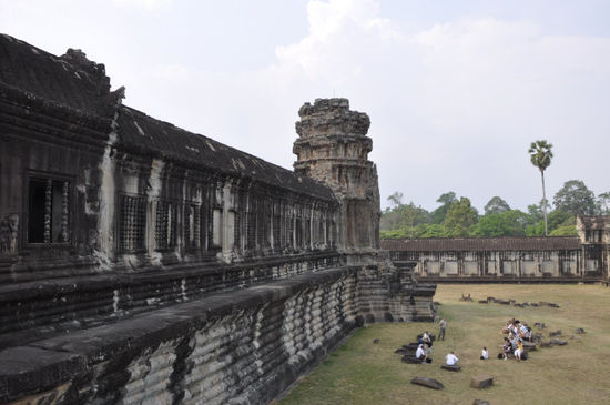 Angkor Wat ist das Nationalsymbol und der große Stolz der Kambodschaner. So heißt das hiesige Bier zB "Angkor". Slogan übrigens auch sehr gut: "My country, my beer" .