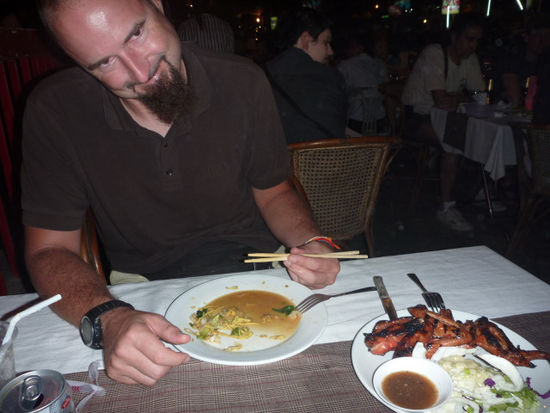 Das Essen war super gut, günstig und die Bedienung von Ladyboys auch sehr lustig .