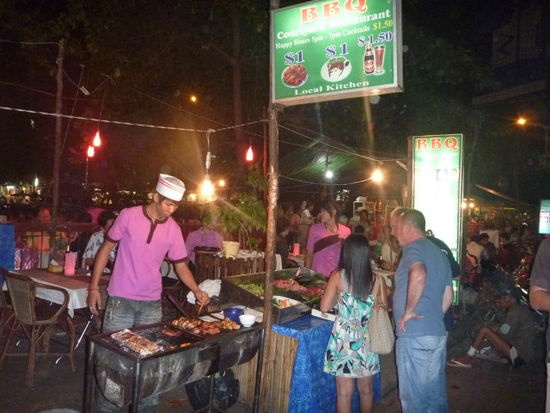 Sehr zu empfehlen, die BBQ Meile. Rechts unten, die traurige Seite Kambodschas: viele Menschen, die durch Landminen ihre Gliedmaßen verloren haben und nun als Bettler oder Buchverkäufer versuchen über die Runden zu kommen.