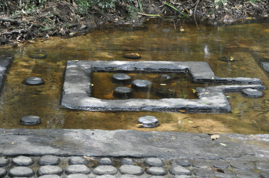 Ein Flussbett voll mit aus dem Stein gehauenen Verzierungen!!! Das Wasser, das hier drüberfließt gilt als heilig.