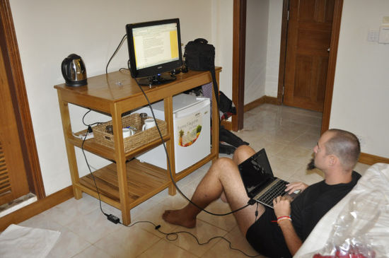 Dann noch ein bisi im Internet herumdüsen. Das Kabel haben wir uns für meinen ramponierten Laptop zugelegt; mit Flatscreen klappts vorzüglich!