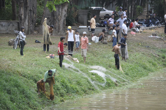Am nächsten Tag versammelt sich ganz Siam Reap am Fluss...