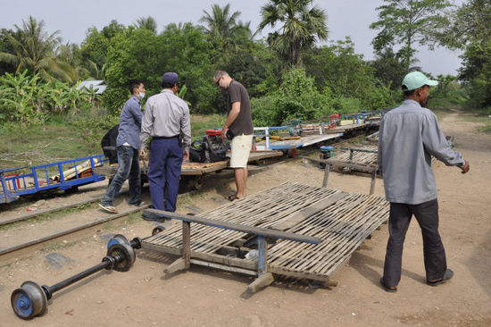 1. Station: der berühmte Bambootrain von Battambang. Eine Doku dazu haben wir im Fernsehen schon mal gesehen und mussten da natürlich auch hin. Erstmals zahlen: unglaubliche 5 USD pro Person!