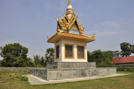 Dann weiter zu einer Gedenkstätte für die 2 Mio Kambodschaner die während der Khmer Rouge Zeit systematisch gefoltert und getötet worden sind.