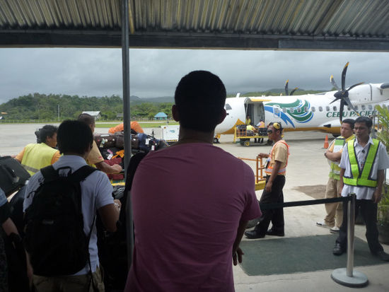 1. Stop auf den Philippinen: die Touristenhochburg Boracay! Ich habe Uli ja versprechen müssen, dass wir zumindest 2 Wochen dort verbringen damit er seinen Kitekurs absolvieren kann. Und da sind wir nun, auf dem kleinen Flughafen wo man seinen Rucksack quasi noch auf der Landebahn direkt entgegennehmen kann...