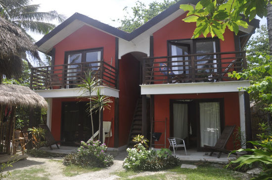 Stilecht wohnen wir am Kitestrand "Bulabog Beach" im Surfer's Home (rechts unten).