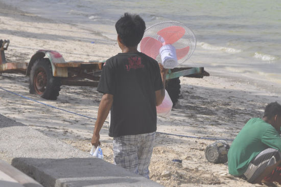 Doch auch am Strand hat sich so einiges abgespielt. Da wurden Ventilatoren transportiert...