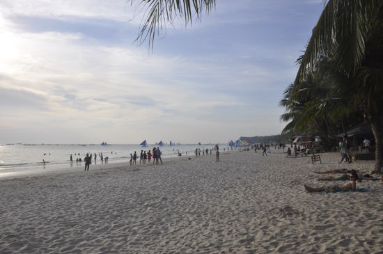 Am Abend waren wir meist auf der anderen Seite am White Beach anzutreffen. Obwohl hier Massen von Chinesen und Koreanern (ganz wenige "Weisse" nur) ihren Urlaub genießen war der Strand super sauber.