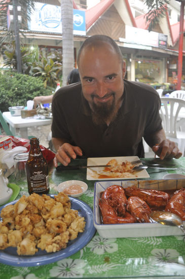 Mit dem eingekauften Seafood und Gemüse marschiert man dann ins angrenzende Restaurant und lässt sich das Ganze zubereiten.