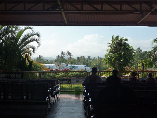 Nach 2 Wochen waren wir dann wieder am open air Flughafen und haben auf unseren Flieger nach Cebu gewartet.