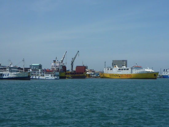 Im riesigen Hafen von Cebu...