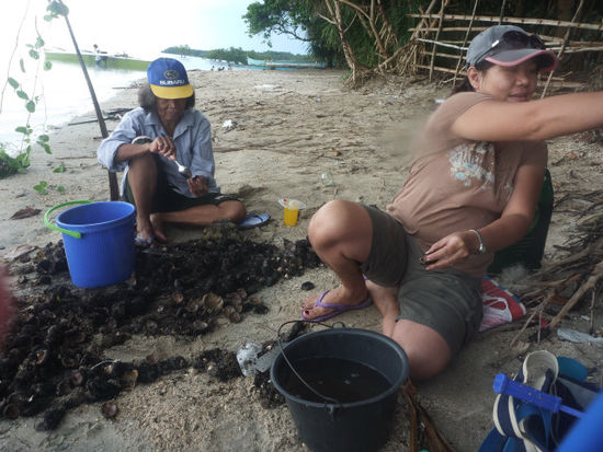 ...und von allerlei Naturalien aus dem Meer. Wir haben die Seeigel gekostet; hat gar nicht so schlecht geschmeckt.