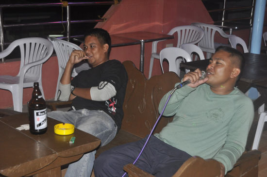 ...aber in unserer "Rooftopbar" gings schon frühabends zur Sache. Die Philippinos lieben ihre Karaoke als Freizeitbeschäftigung.