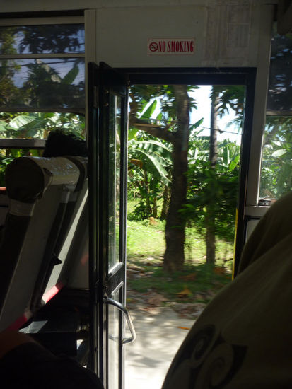 4stündige Busfahrt nach Cebu zum Flughafen mit offener Tür...