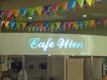 Am Flughafen noch schnell eine Melange im Cafe Wien ...