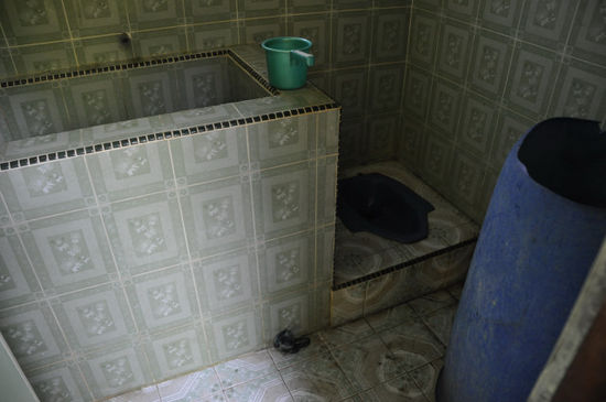 Badezimmer mit Whirlpool und undefinierbaren Lebewesen im Wasser